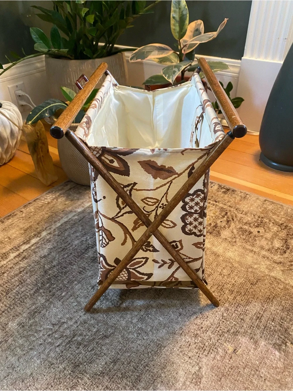 Vintage MCM 1960s Floral Folding Stand up Knit Craft Sew Yarn Basket Holder